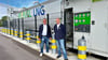Fuhrparkleiter Thomas Steinlein (l.) und Betriebsleiter Martin Schlegel vor der neuen Bio-LNG Tankstelle von Edeka in Landsberg bei Halle. Der Speicher wird etwa alle zwei Tage frisch gefüllt, damit die Supermarkt-Lkw dort tanken können.
