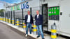Fuhrparkleiter Thomas Steinlein (l.) und Betriebsleiter Martin Schlegel vor der neuen Bio-LNG Tankstelle in Landsberg. Der Speicher wird etwa alle zwei Tage frisch gefüllt, damit die Lkw dort tanken können.