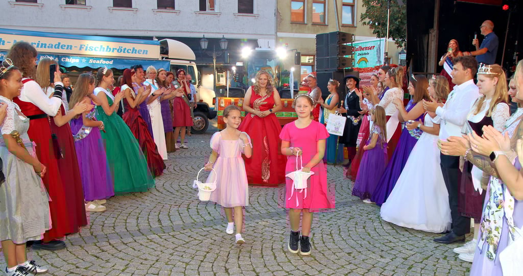 Hier schreitet Calbes neue Bollenkönigin zur ihrer Krönung. Die Hoheiten stehen Spalier und klatschen, als Sophie auf dem Marktplatz ankommt.
