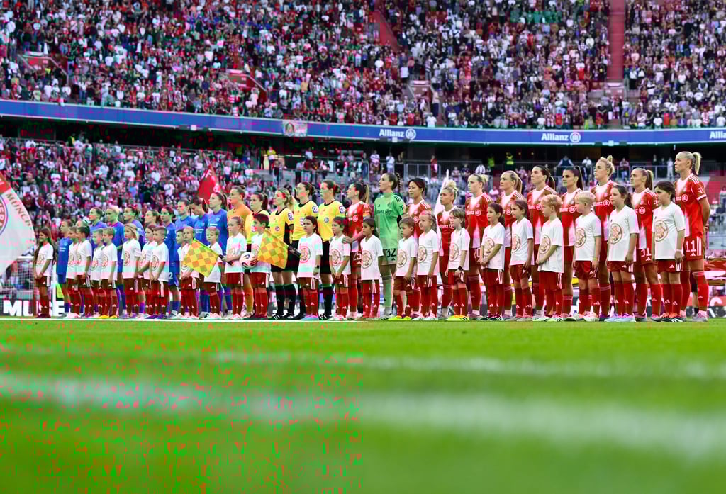 Große Kulisse: Mehr Fans hatte noch kein Vereinsspiel zweier Frauen-Teams in Deutschland.