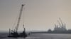 Durch Rammschläge auch an Sonntagen sollen im Hafen von Cuxhaven neue Terminalflächen entstehen. (Archivbild)