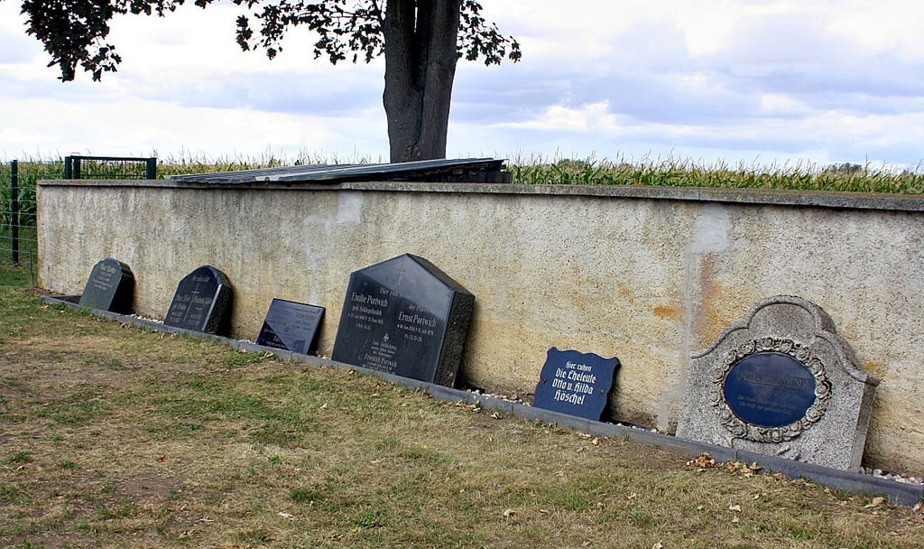 Hinter den Namen auf Grabsteinen verbergen sich Geschichten. In Eggersdorf hat der Kultur- und Heimatverein einige Grabsteine gerettet, die zu Menschen gehören, die das Dorf prägten.