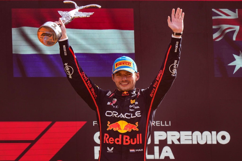 Endlich wieder ein Siegerpokal - 112 Tage musste Verstappen darauf warten.