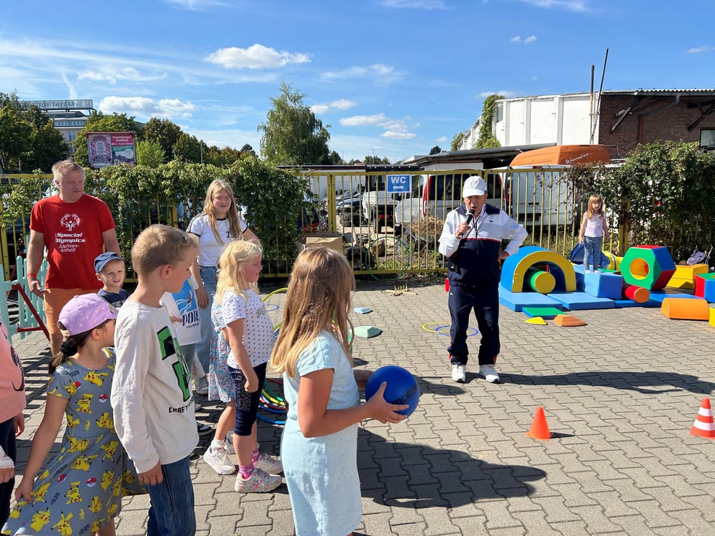DDR-TV-Legende Adi beim Sudenburger Brauereifest: Die Kinder machen Sport mit ihm.