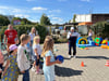 DDR-TV-Legende Adi beim Sudenburger Brauereifest: Die Kinder machen Sport mit ihm. 