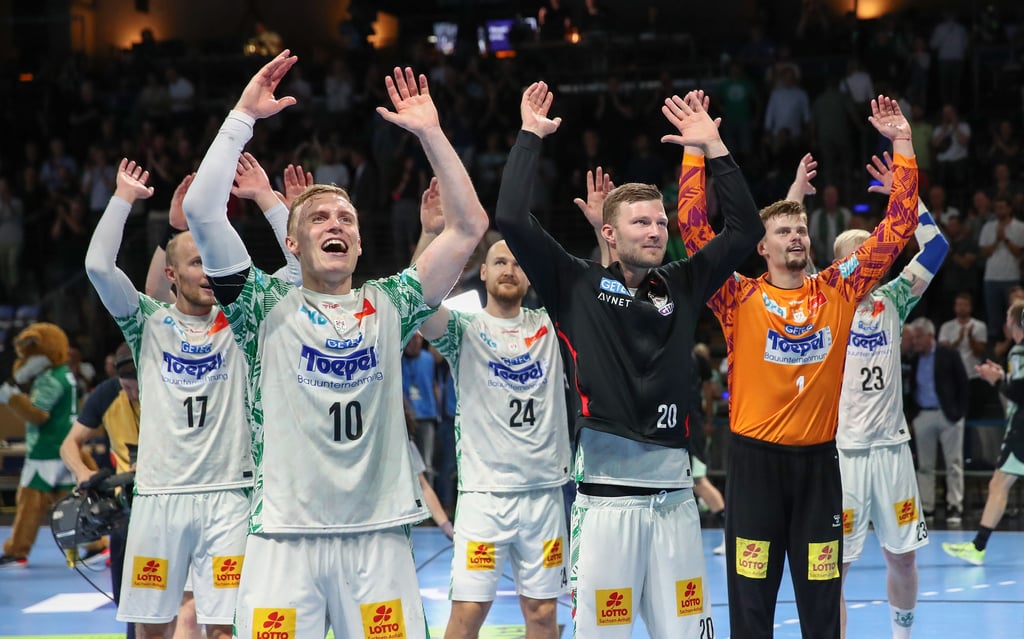 Tim Hornke, Gisli Kristjansson, Christian O'Sullivan, Philipp Weber, Sergey Hernandez und Magnus Saugstrup (v.l.) feiern hier ausgelassen mit den SCM-Fans.