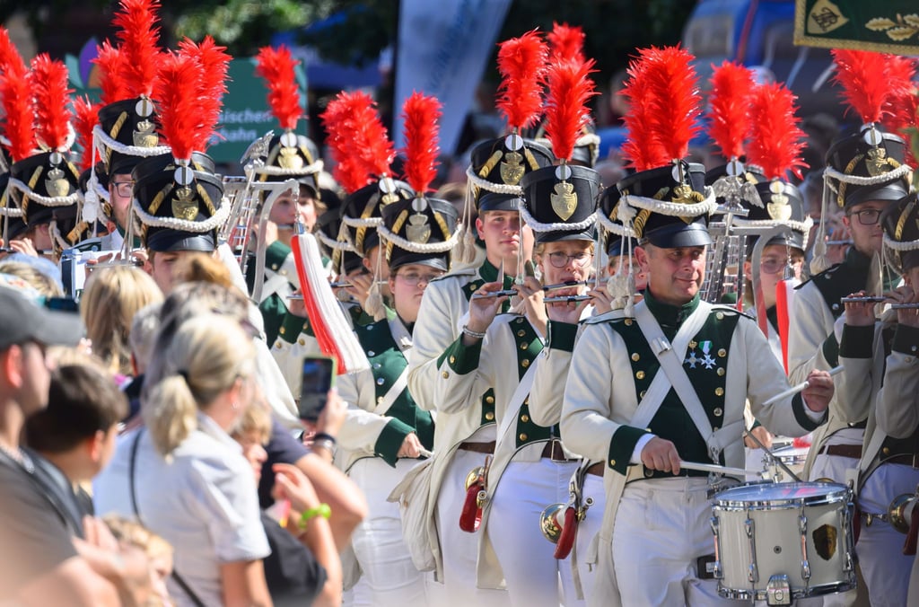 Der Radeberger Spielmannszug nimmt beim 30. Tag der Sachsen am Festumzug auf dem Marktplatz teil. Der Tag der Sachsen ist das größte Volksfest im Freistaat.