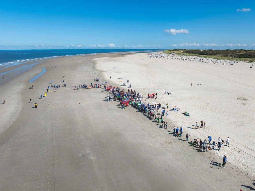 Hunderte Ostfriesen haben sich am Badestrand von Spiekeroog im Klootschießen gemessen - eigentlich wird bei dem Friesensport sonst auf Feldern oder Wegen mit Holzkugeln geworfen.