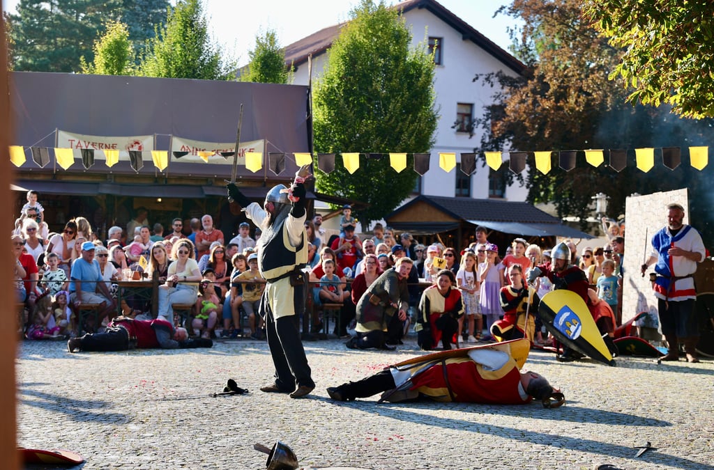 Die „Schlacht der Könige“ stellt die Ereignisse aus dem Jahr 1080 nach, als Gegenkönig Rudolf von Rheinfelden tödlich verwundet wird und Heinrich IV. den Grundstein für seine Kaiserkrönung vier Jahre später legt. Ein Ritter Heinrichs hat hier Rudolf die „Schwurhand“ abgeschlagen.