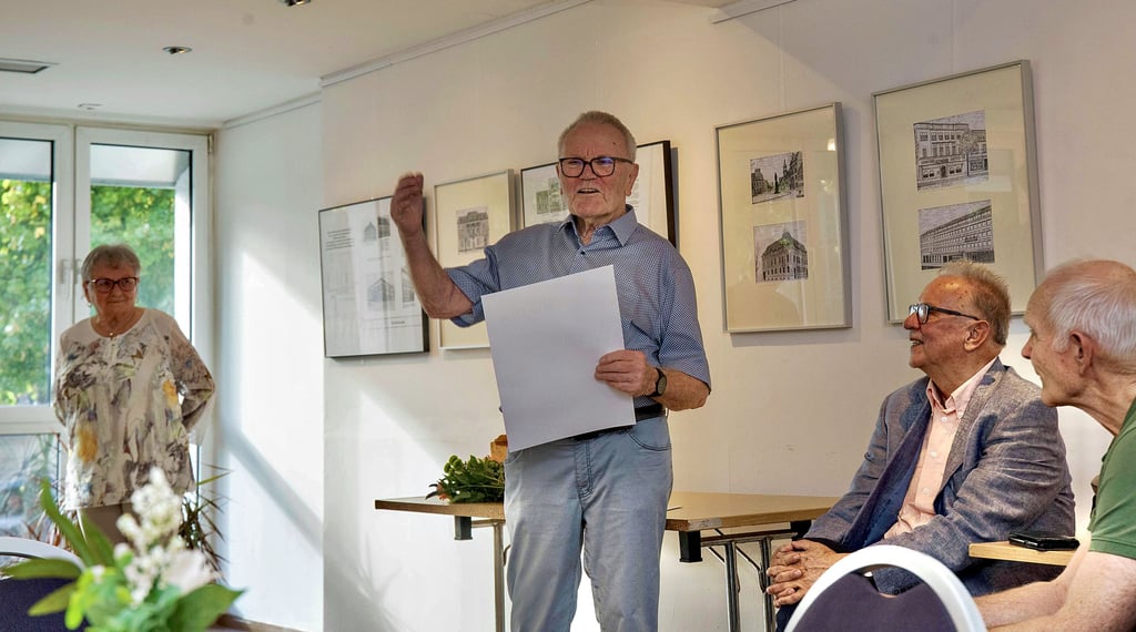 Lothar Kujak erläutert bei der Vernissage seiner Ausstellung im Mitmachenlokal seine Zeichnungen.