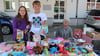 Caroline und Tim haben sich mit ihrem Stand voller Spiele, Kuscheltiere und Bücher einen guten Platz am Hagentorplatz ergattert. Oma Rita Falke hat die Geschäfte der beiden mit im Blick.