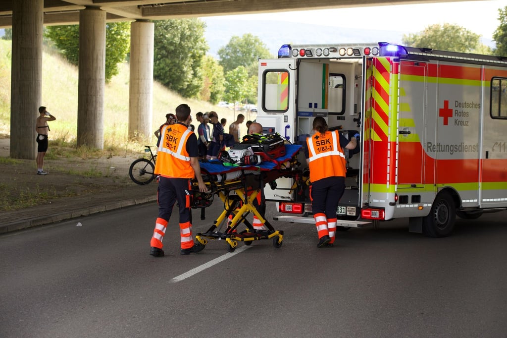 Eine Radrennveranstaltung ist nach Stürzen vieler Teilnehmer abgebrochen worden.