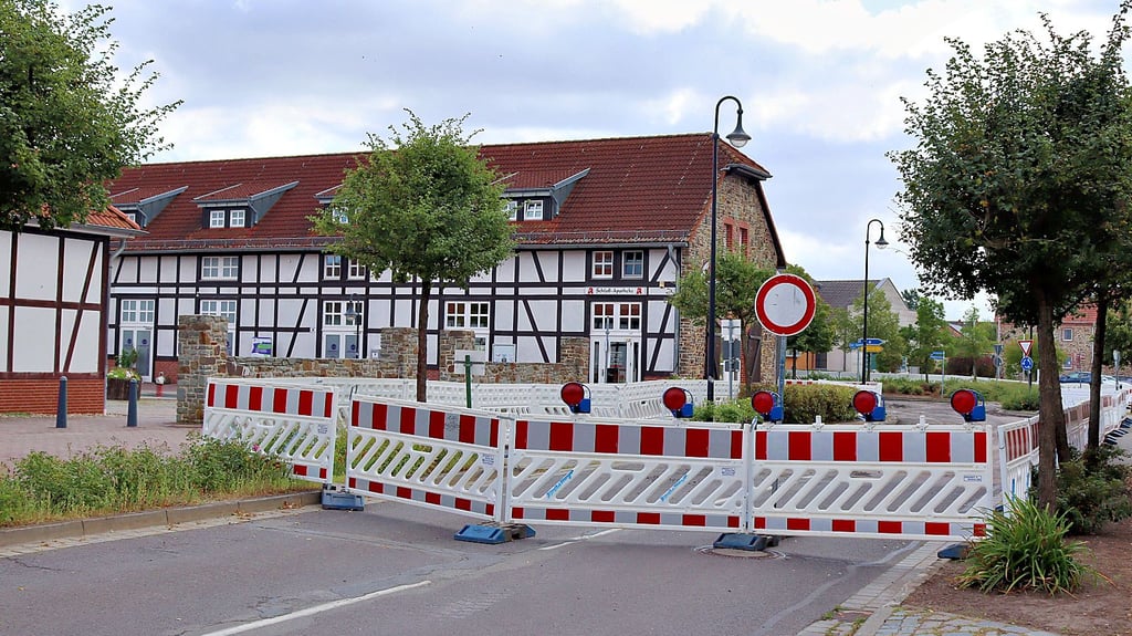 Die Sperrung am Schäferhof ist mittlerweile so verändert, dass der Kurzzeit-Parkplatz für die Apotheke aus Richtung Lindenplatz nutzbar ist.