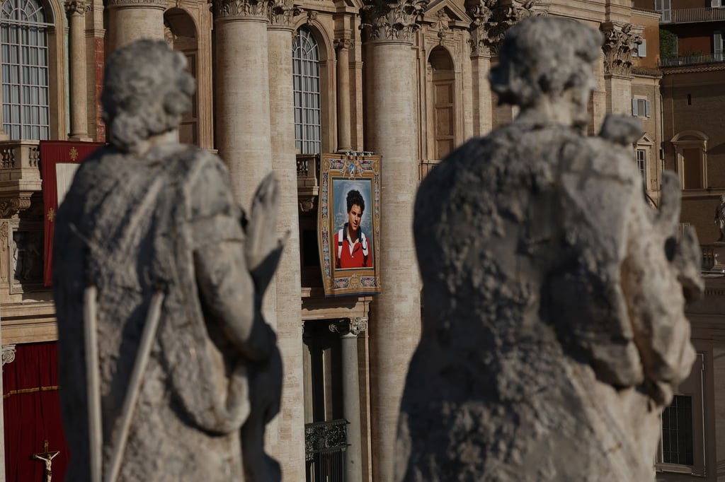 Am Petersdom hängt ein überlebensgroßes Bild des neuen Heiligen.