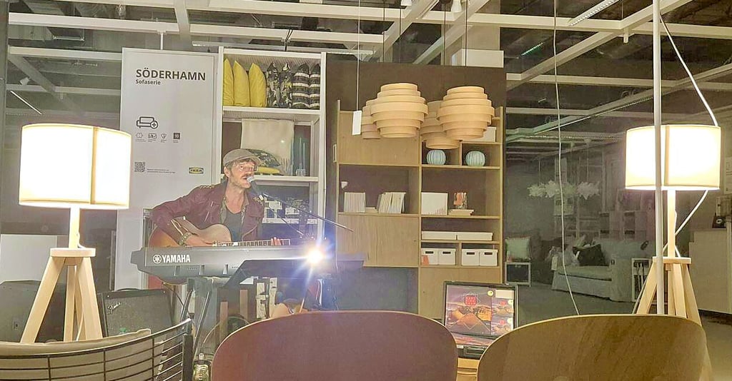 Karl Neukauf trat bei dem Wohnzimmerkonzert auf. Die Ikea-Filiale Leipzig/Halle in Günthersdorf feierte damit den abgeschlosssenen Umbau der Wohnzimmer-Abteilung.