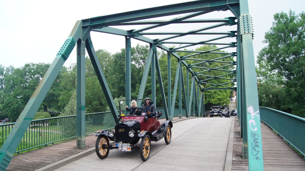 Eine Fahrt über die Amtsbrücke ist bei Oldtimerfreunden sehr beliebt. Ab 8. September ist sie halbseitig gesperrt.