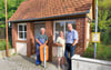  Hans-Jörg (l.) und Angela Exler kümmern sich mit anderen um die Bushaltestelleim Dorf. Andreas Exler  regt einen Wettbewerb um die schönste Bushaltestelle an. 