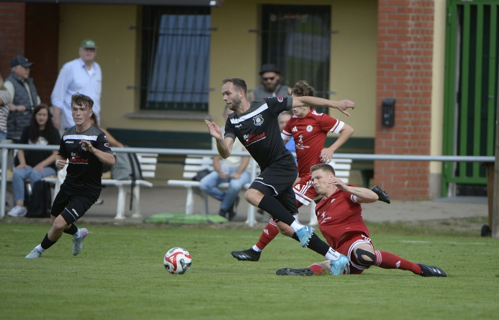 Damian Leuschner (M.) hatte den VfB Ottersleben zwischenzeitlich in Führung geschossen. Doch in der Verlängerung kam das Aus.
