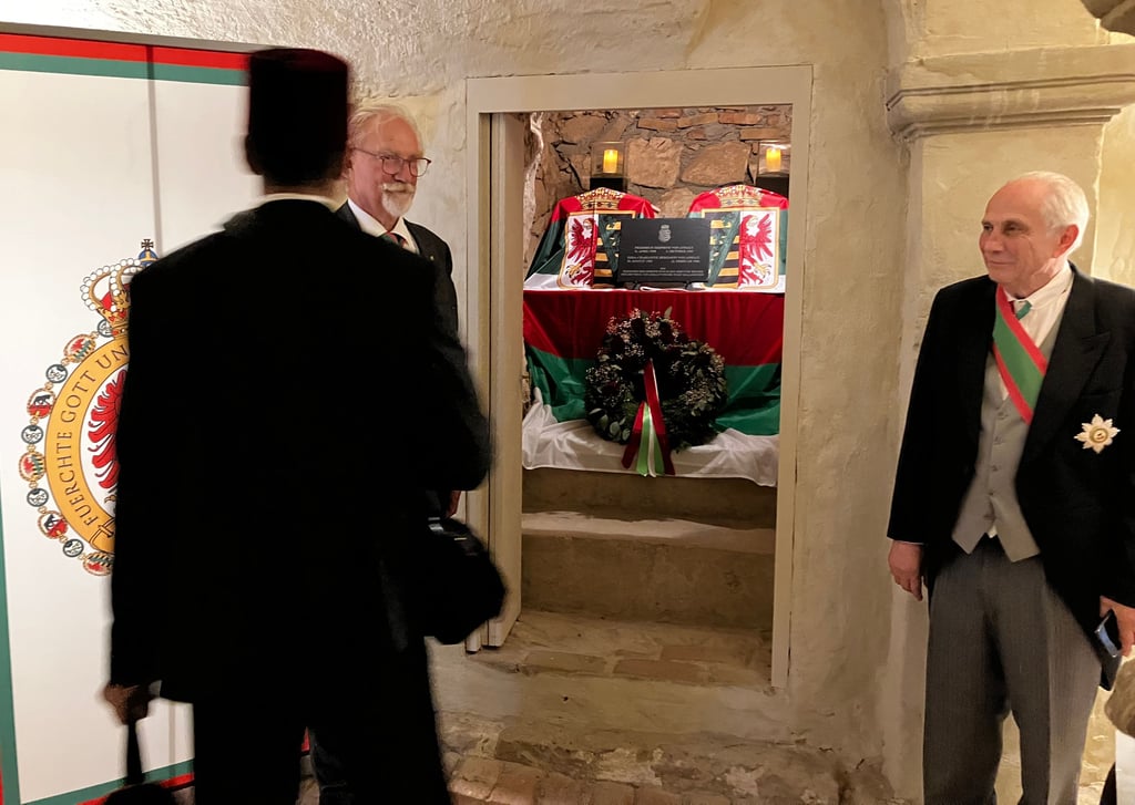 Mitglieder des Hausordens Albrecht der Bär halten Ehrenwache in der Krypta der Schlosskirche Ballenstedt. Im Rahmen der Investitur waren die Gebeinkisten mit den sterblichen Überresten der letzten Herzogin von Anhalt und ihres erstgeborenen Sohnes in einem Nebenraum aufgestellt.