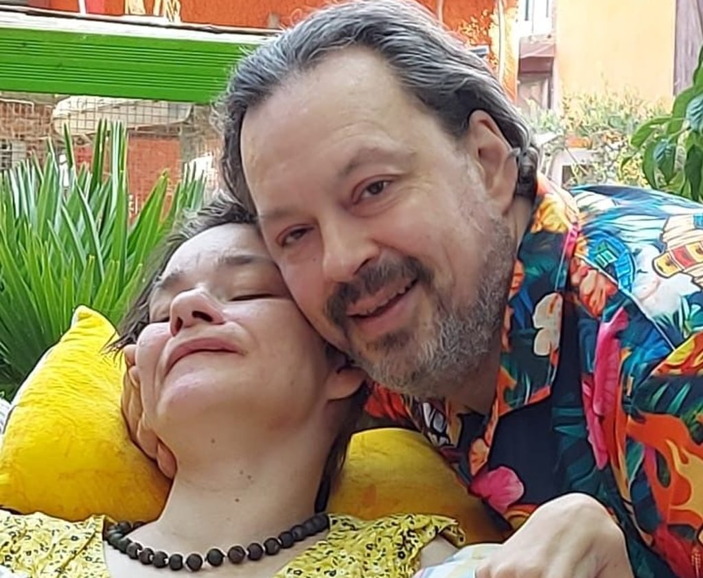Karsten Flügel kümmert sich aufopferungsvoll um seine schwerstbehinderte Schwester Kerstin, die jetzt auch noch erblindet ist.
