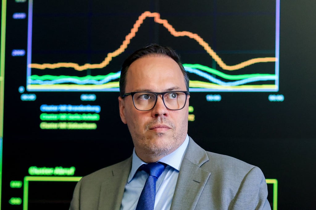 Sachsens Wirtschaftsminister Dirk Panter (SPD) reist für Gespräche mit Vertretern der Halbleiterindustrie nach Taiwan - dort besucht er unter anderem die Fachmesse Semicon. (Archivbild)