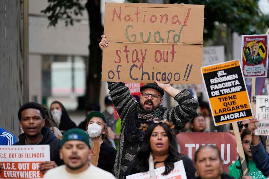 Trump demonstriert seine Macht - und in Chicago kocht die Stimmung hoch.