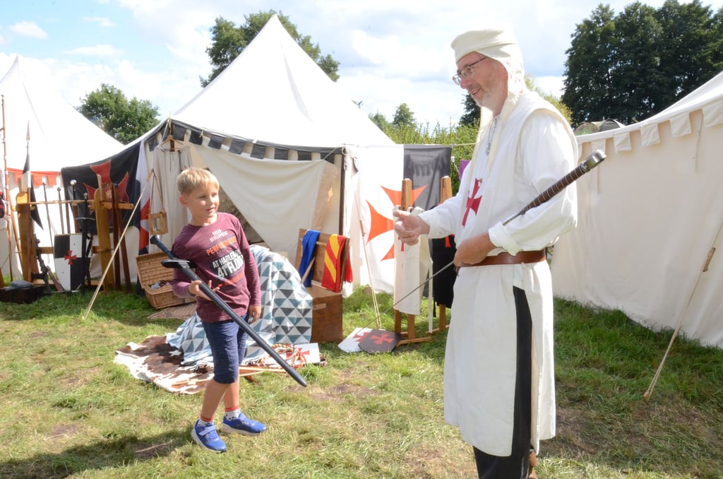 Fokko Seeger von den Templerrittern Haldensleben zeigte Ludwig, wie das Schwert zu halten ist, damit sich andere nicht bedroht fühlen.