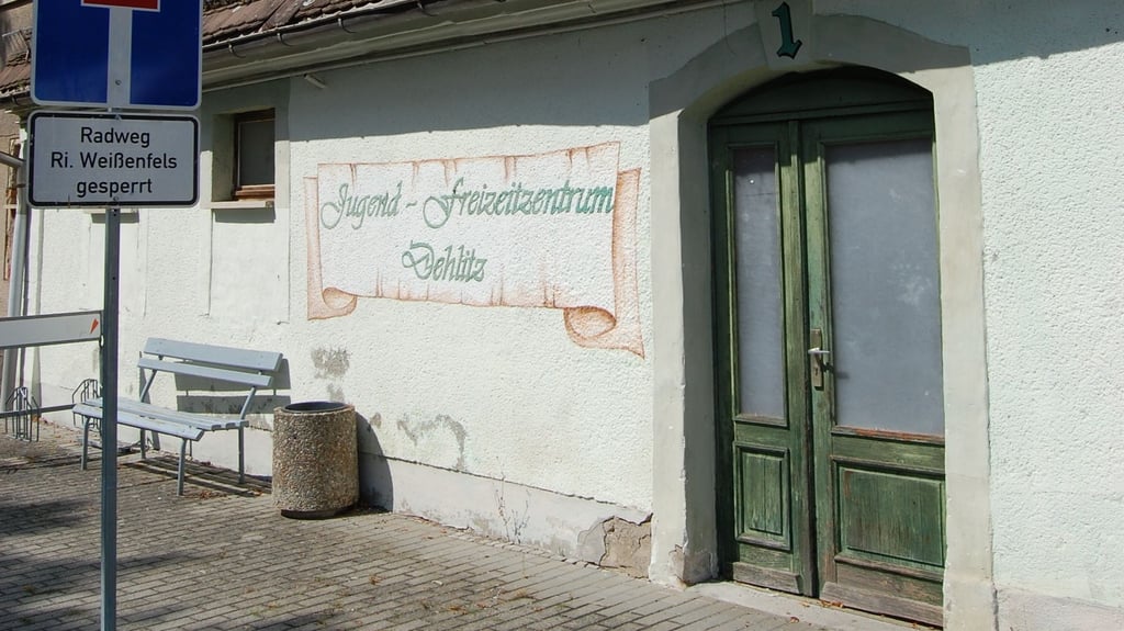 Mehr als 20 Jahre lang bestand der Jugendclub Dehlitz, zuletzt unter Selbstverwaltung der Jugendlichen. Mangels Interesse wurde er Ende 2023 geschlossen. Nun engagieren sich Jugendliche aus dem Ort für eine Wiedereröffnung.