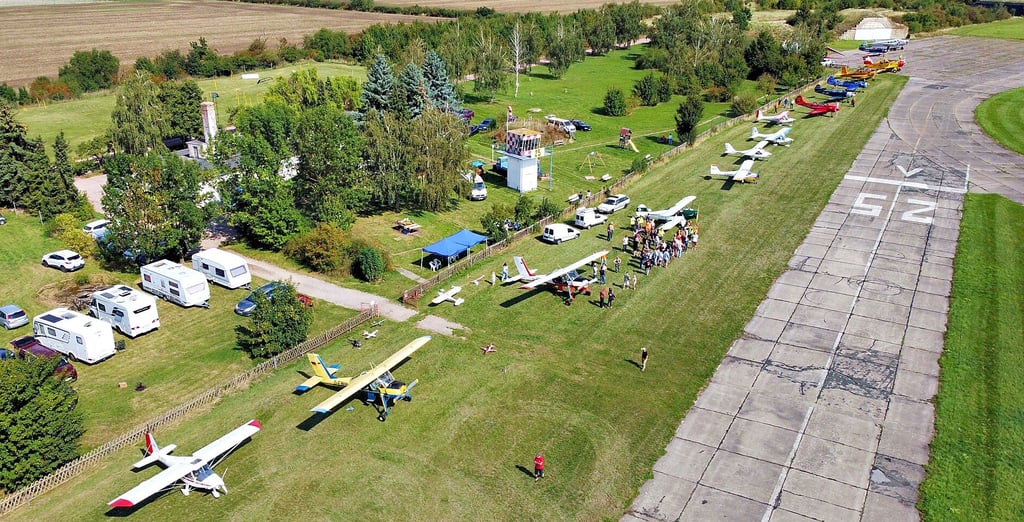 Rund 20 Flugzeuge kamen zur Abschiedsfeier des Flugsportvereins auf den Flugplatz in Köthen, darunter drei Jak 52 vom „Sternmotorentreffen“, das zur selben Zeit auf dem Flugplatz in Ballenstedt am Harz stattgefunden hat.