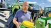 Michael Eckhardt, Abteilungsleiter für Präzisionslandwirtschaft bei der LVA Landtechnik in Altenweddingen, zeigt einen der  bei Dieben begehrten  GPS-Empfänger.