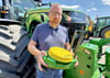 Michael Eckhardt, Abteilungsleiter für Präzisionslandwirtschaft bei der LVA Landtechnik in Altenweddingen, zeigt einen der  bei Dieben begehrten  GPS-Empfänger.