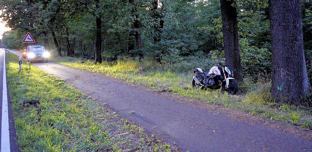 Auf der L63 zwischen Aken und Dessau ist am Samstagabend ein Motorradfahrer bei einem Unfall verletzt worden.