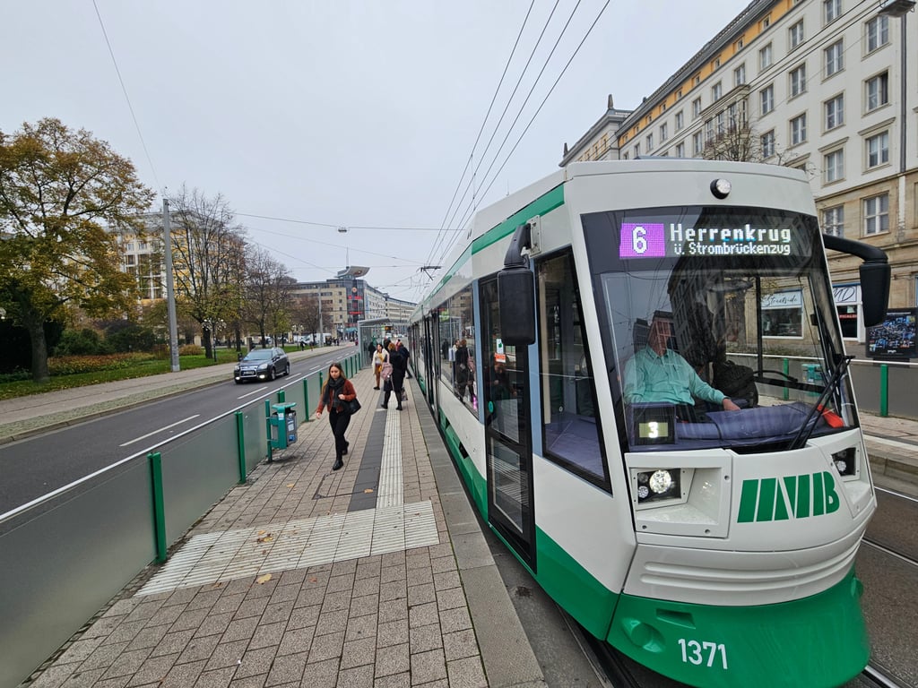 Blick auf eine Straßenbahn der MVB in Magdeburg. Auch die 6 fährt bald wieder wie gewohnt.