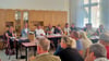 Stadtplaner Boris Krmela (2. v.l.) erläutert  in Schleesen die Pläne für den Solarpark.