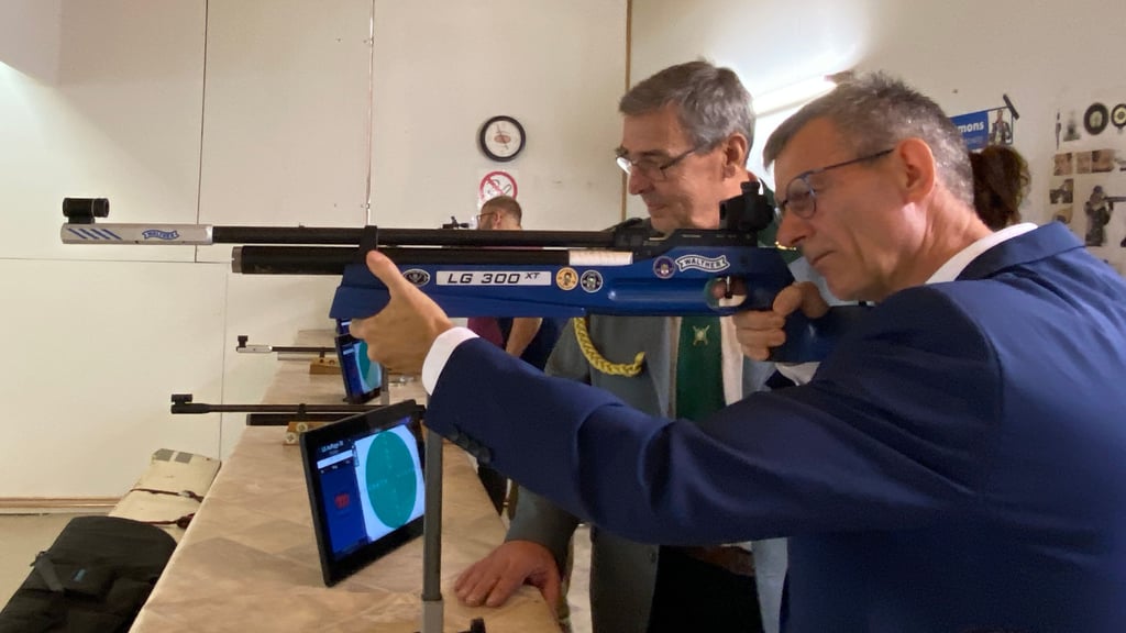 Frank Harbrecht (vorn) und Rüdiger Hauffe bei der Einweihung des neuen Schießstands in Sargstedt.