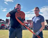 Löschangriff nass, hier Andreas Schmundt (links) und Danny Rudolf von der Miester Mannschaft, beim Aufbau der Technik.