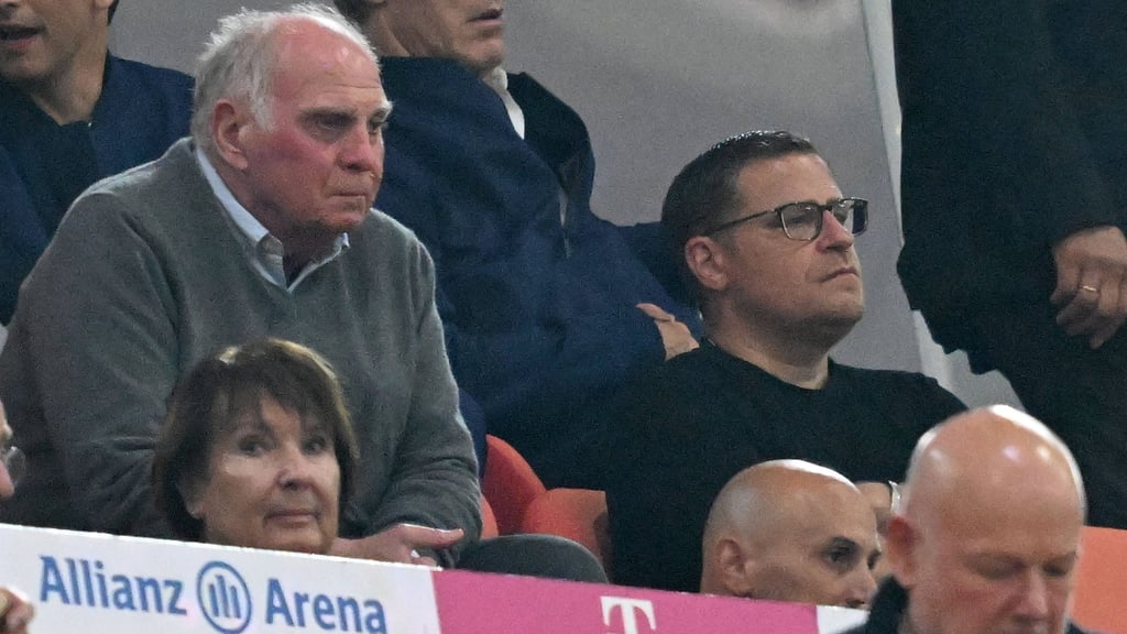 Uli Hoeneß (links) und Max Eberl (rechts) bei einem Spiel von Bayern München.