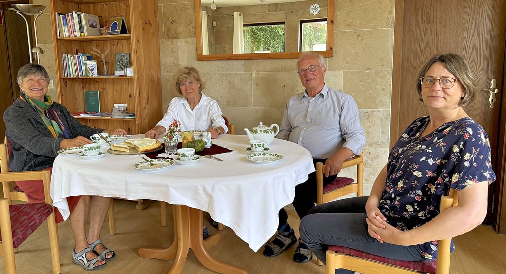 Die Ehrenamtlichen Johanna Michaelis, Runhild Renker, Andreas Michaelis und die Klinikseelsorgerin Monika Groß sind für die Trauernden im Friedhofscafé da.