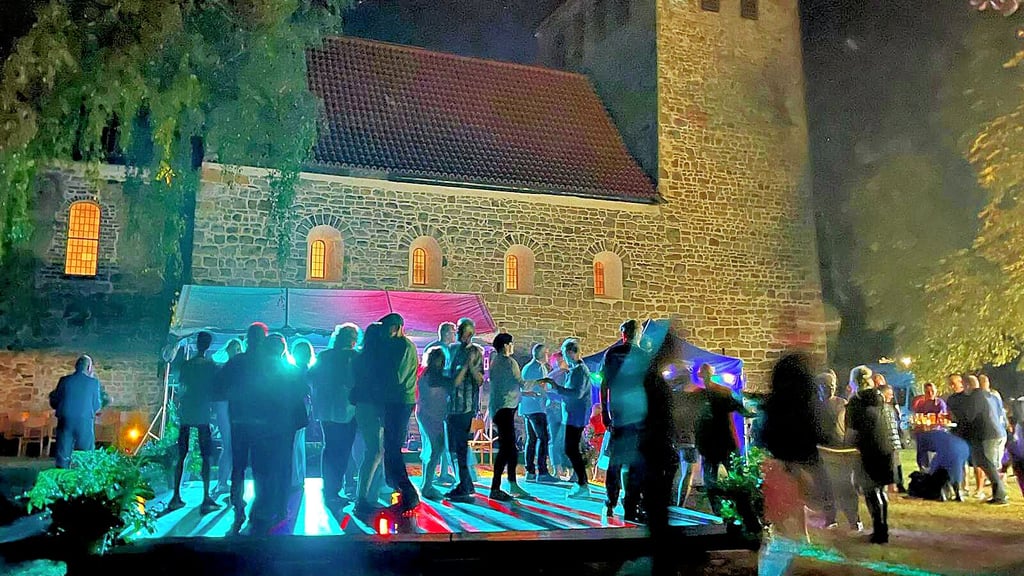 Was gibt es schönes, als an einem lauen Sommerabend unter freiem Himmel in die Nacht zu tanzen?