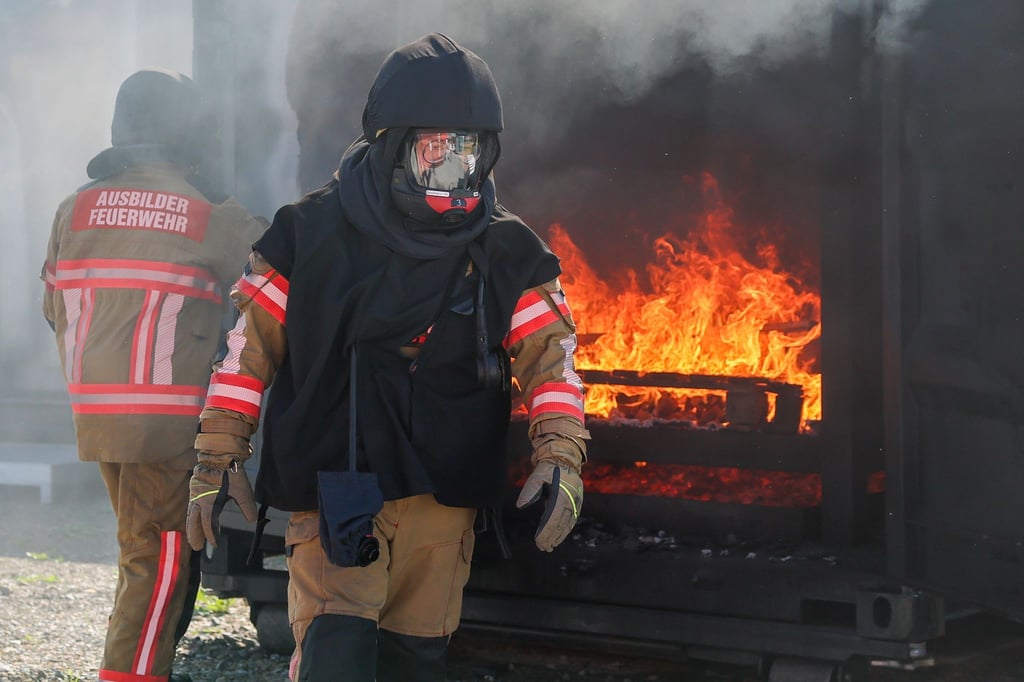 Feuerwehrleute bei einer Übung im neuen Brand- und Katastrophenschutzzentrum Vogtland.