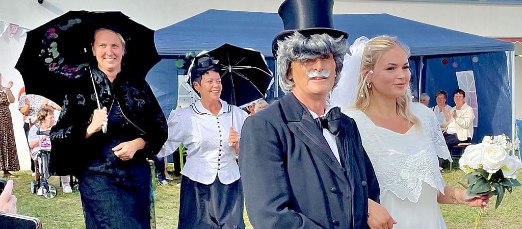 Eine historische Modenschau begeisterte die Gäste in Grieben.
