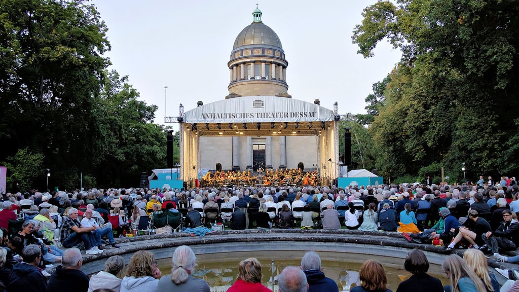 Großer Ansturm herrschte zur Eröffnung der neuen Spielzeit des Anhaltischen Theaters auf der Bühne im Tierpark Dessau.