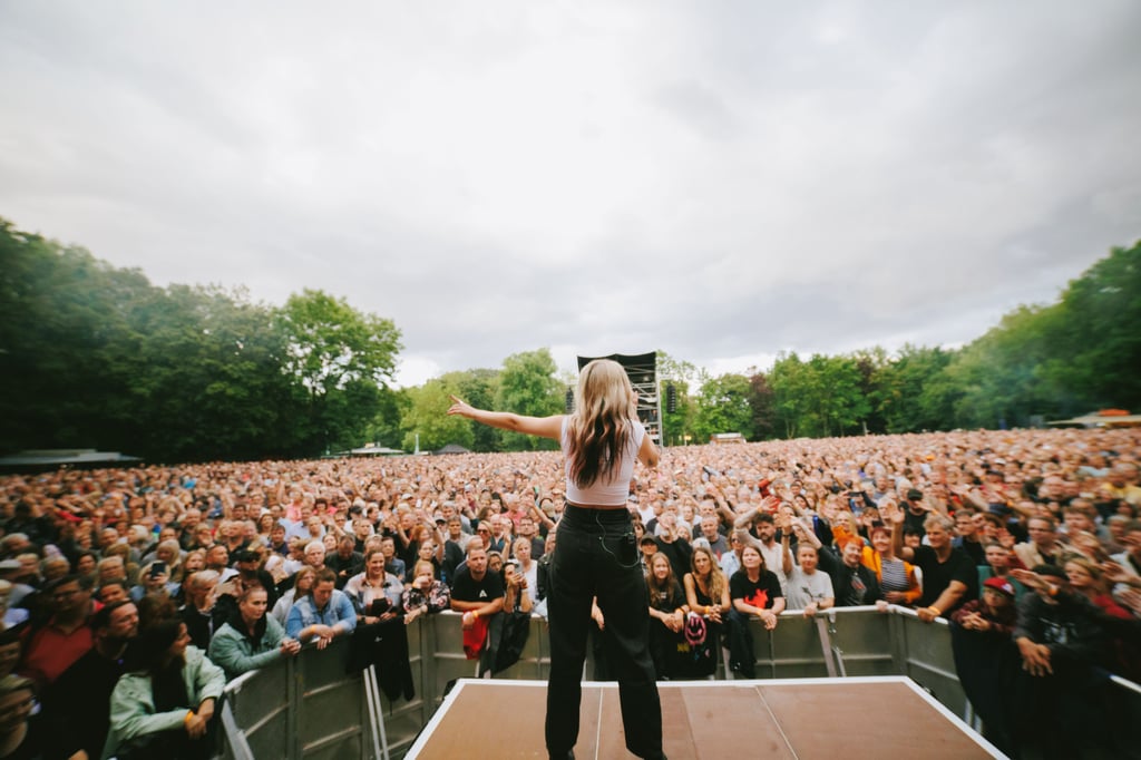 Allein vor 10.000 Menschen: Hanna Rautzenberg sang im August vor Bryan Adams auf der Peißnitzbühne in Halle – ein Meilenstein für die junge Sängerin.