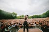 Allein vor 10.000 Menschen: Hanna Rautzenberg sang im August vor Bryan Adams auf der Peißnitzbühne in Halle – ein Meilenstein für die junge Sängerin.