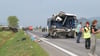 Beim Zusammenstoß eines Lastautos mit einem Linienbus wurde der Vorderteil des Busses zertrümmert, der Busfahrer starb im Krankenhaus.