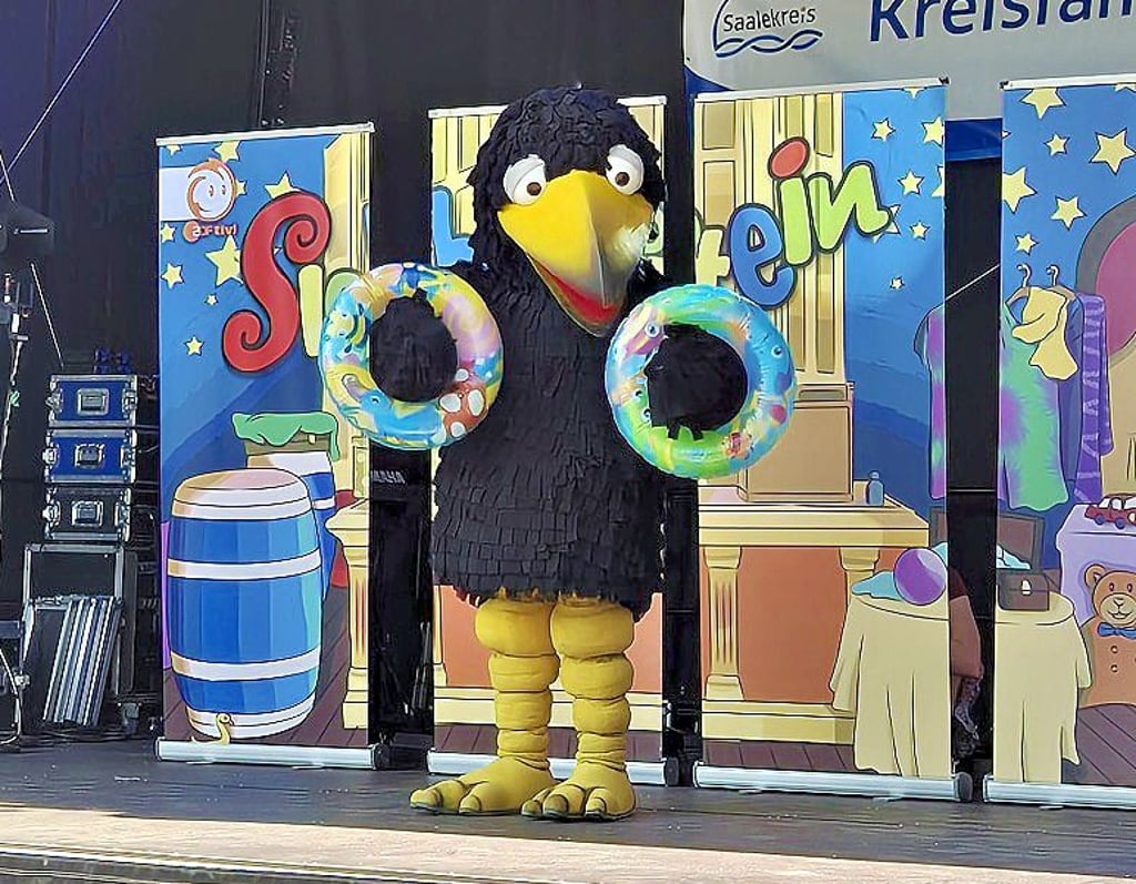 Der Auftritt von „Rudi“ dem Raben war ein besonderer Höhepunkt für die Kinder.