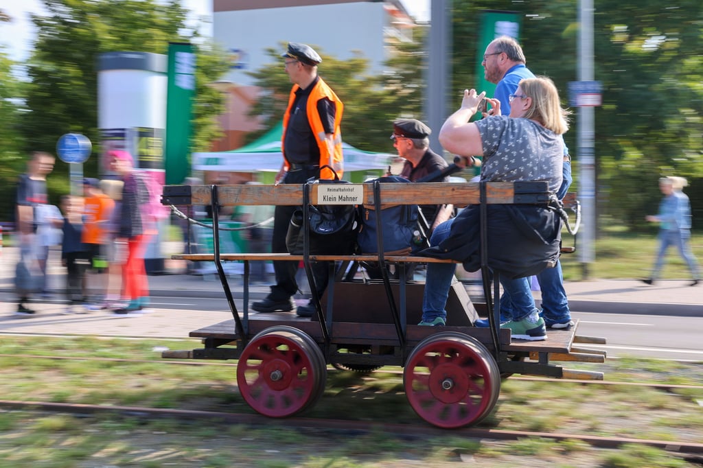 Rasant ging es in Magdeburg mit einer Draisine über Straßenbahnschienen.