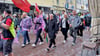 Christina Buchheim (M.) und andere Politiker der Partei „Die Linke“  gingen mit bei der Demonstration zum CSD 2025 in Köthen. Doch im Vorfeld der Versammlung gab es viel Streit, nun folgte eine anzeige gegen die Demo-Organisatoren.&nbsp;
