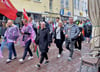 Christina Buchheim (M.) und andere Politiker der Partei „Die Linke“  gingen mit bei der Demonstration zum CSD in Köthen.