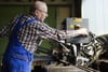 Teilzeit oder sogar Vollzeit: Mit einem Job verdienen sich viele Retner noch Geld dazu. Ab Januar soll sich das steuerlich noch mehr lohnen.